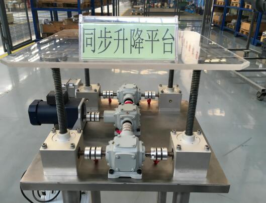 非標定做<a href='/default.html'>絲桿升降機</a>同步升降臺